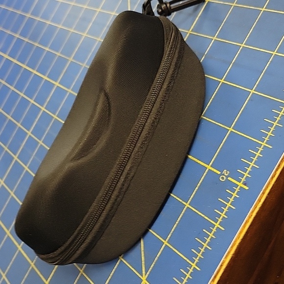 Half Moon Shape Zip up Nylon Plain Glasses Eyeglasses Case Box Black w Hookv - Picture 6 of 6